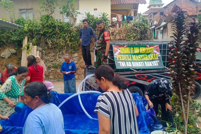 Peduli Warga Babinsa Laksanakan Pendropingan Air Bersih
