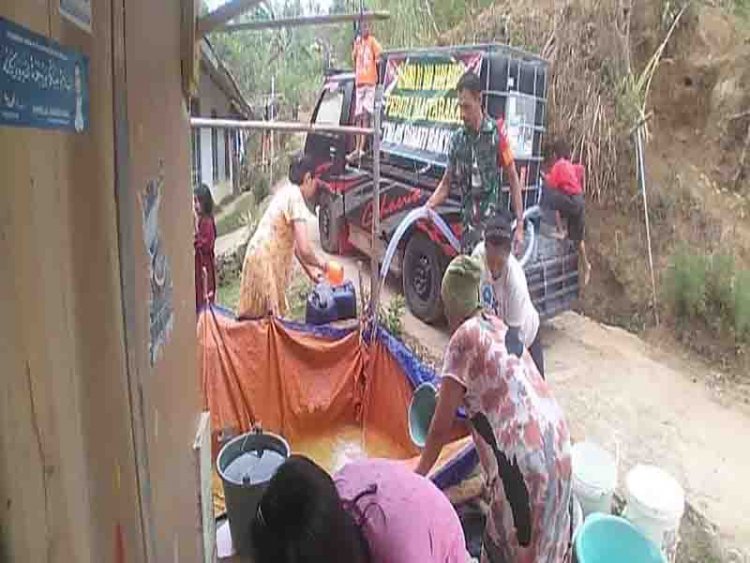 Peduli Warga Babinsa Koramil 01 Posramil Pagedongan Melaksanakan Pengedropan Air Bersih