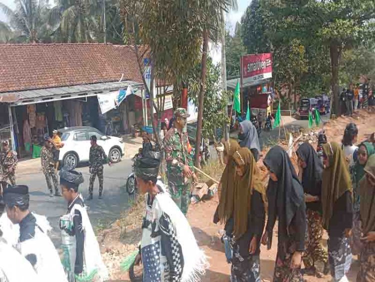 Karnaval Gebyar Maulud Nabi Muhammad SAW, Babinsa melaksanakan Pengamanan dan Pemantauan
