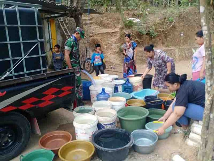 Membantu Kebutuhan Warga Yang Kekeringan