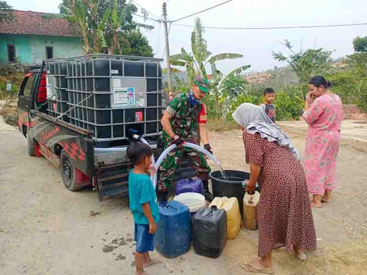 Babinsa 01 Pendropingan Air Bersih Untuk Warga Yang Kekeringan