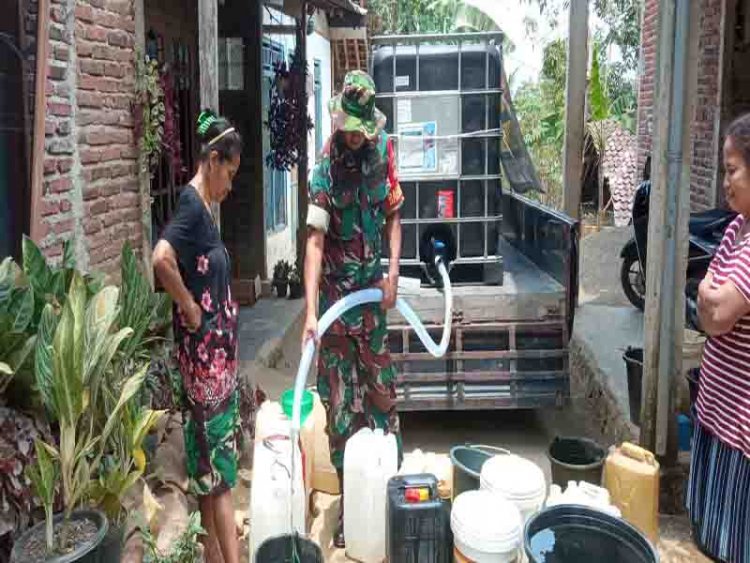 Babinsa Koramil 01/Banjarnegara Melaksanakan Baksos Pengedropan Air Bersih di wilayah