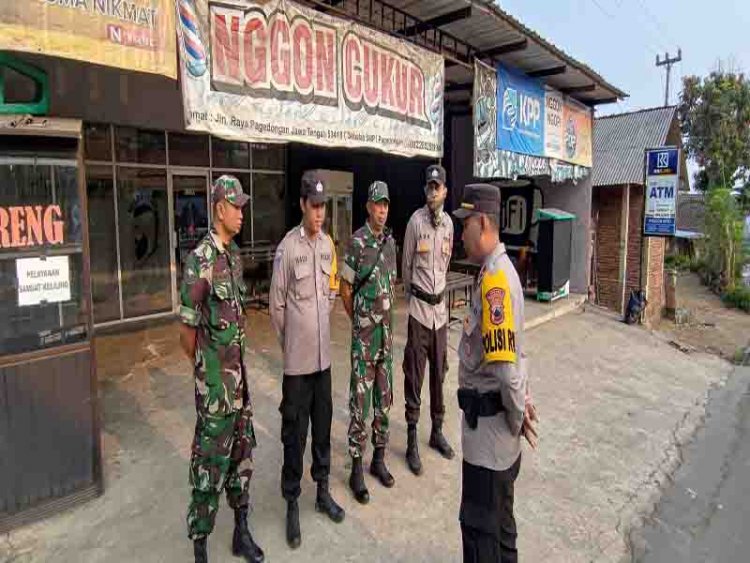 Wujud Sinergitas TNI Polri di Kecamatan Pagedongan, Babinsa dan Bhabinkamtibmas Besama-sama Melaksanakan Pengaturan Lalu Lintas 