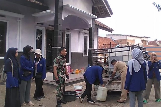 Babinsa 01 Laksanakan Pendampingan KKN Dalam Pendropingan Air Bersih