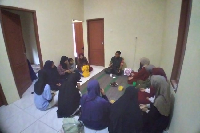 Babinsa Jalin Komsos Dengan Mahasiswa KKN Di Wilayah Binaan