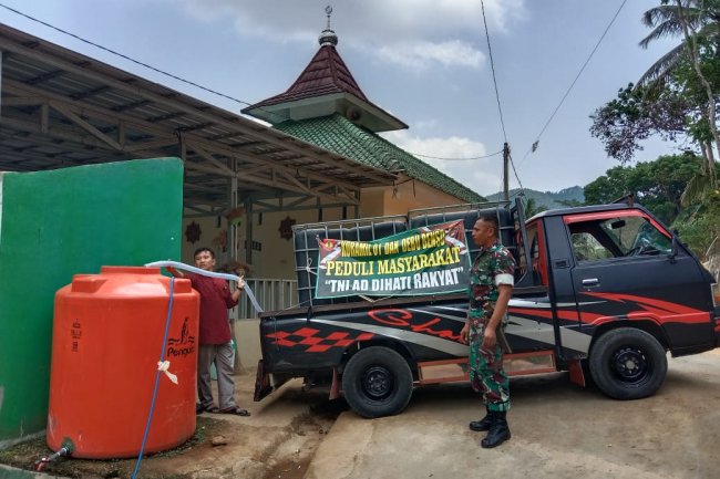 Demi Warga Kekeringan Babinsa Koramil 01 Terus Melakukan Pendropingan Air Bersih 