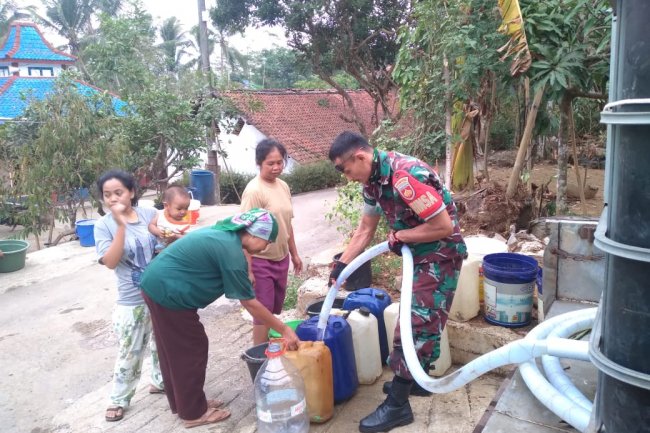 4 Orang Anggota Babinsa 01 Posramil Pagedongan Melaksanakan Pendropingan Air Bersih 