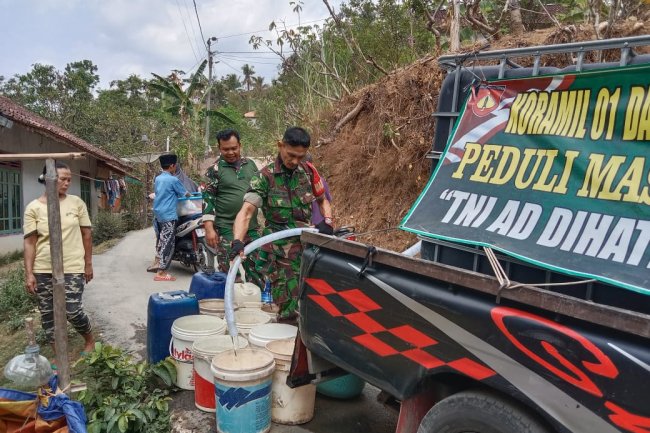 Babinsa Posramil Pagedongan Melaksanakan Rutinitas Pendropingan Air Bersih