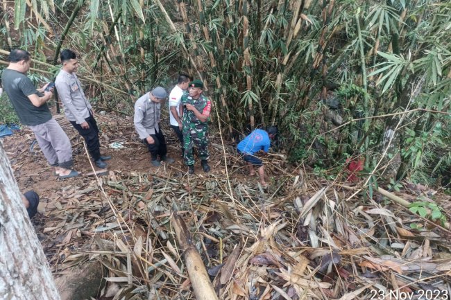 Babinsa Koramil 01/Banjarnegara Bantu Evakuasi Warga Meninggal