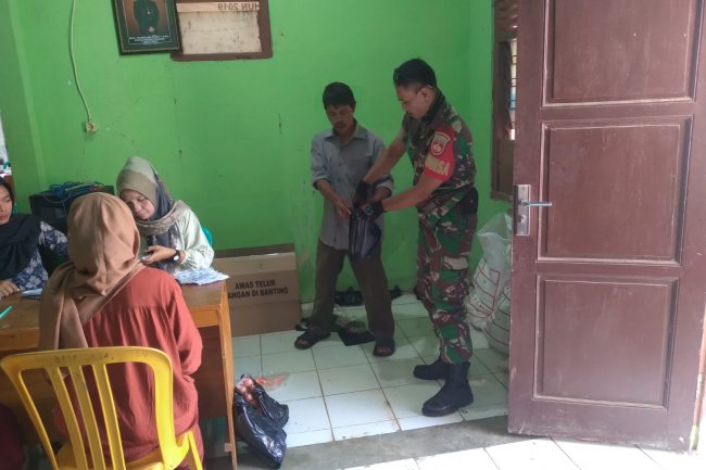 Babinsa 01 Dampingi Penyaluran Bantuan Bahan Pangan