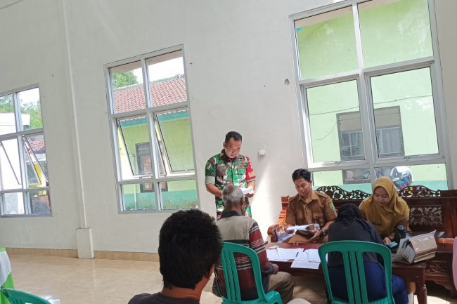 Dukung Program Pemerintah, Babinsa Melaksanakan Pendampingan Penyaluran BLTDD