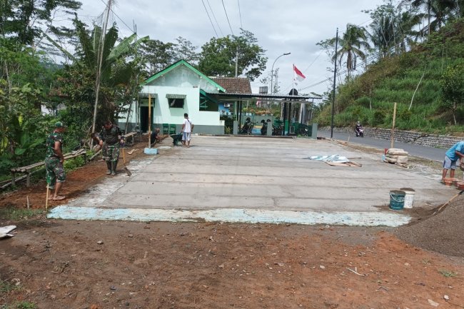 Personel Posramil dan Masyarakat Laksanakan Pengecoran Lapangan Voli