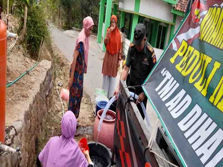 Danposramil Pagedongan Terjun Langsung Bersama Babinsa Dalam Pendropingan Air Bersih
