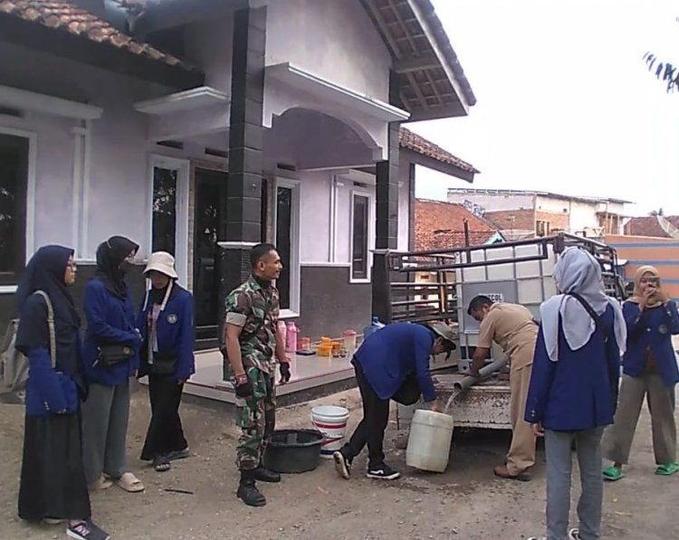 Babinsa 01 Laksanakan Pendampingan KKN Dalam Pendropingan Air Bersih