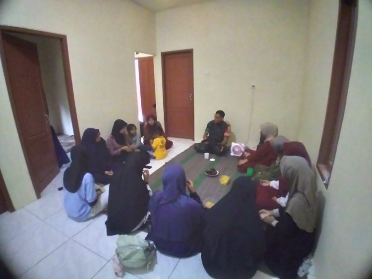 Babinsa Jalin Komsos Dengan Mahasiswa KKN Di Wilayah Binaan