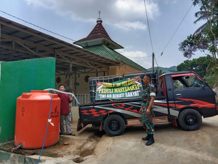 Demi Warga Kekeringan Babinsa Koramil 01 Terus Melakukan Pendropingan Air Bersih 