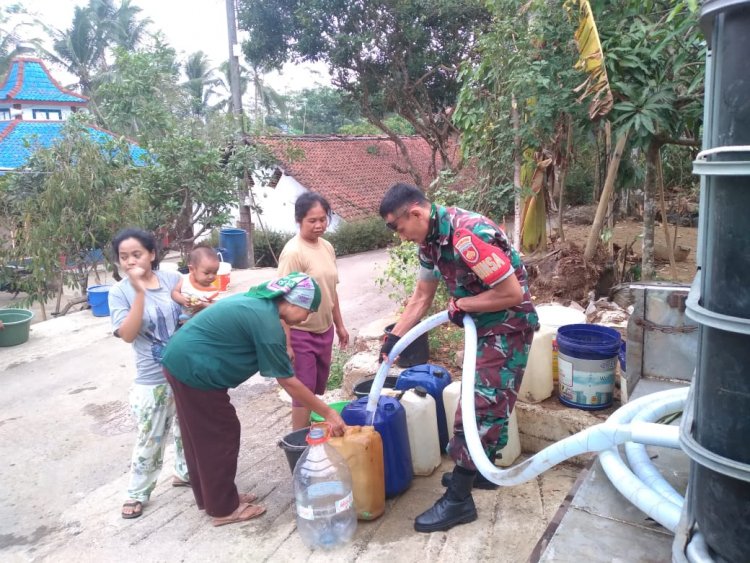 4 Orang Anggota Babinsa 01 Posramil Pagedongan Melaksanakan Pendropingan Air Bersih 