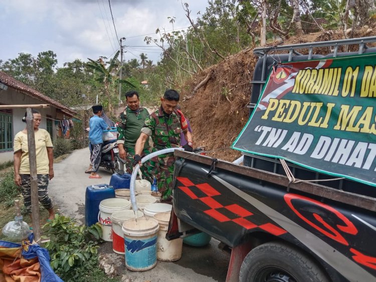 Babinsa Posramil Pagedongan Melaksanakan Rutinitas Pendropingan Air Bersih