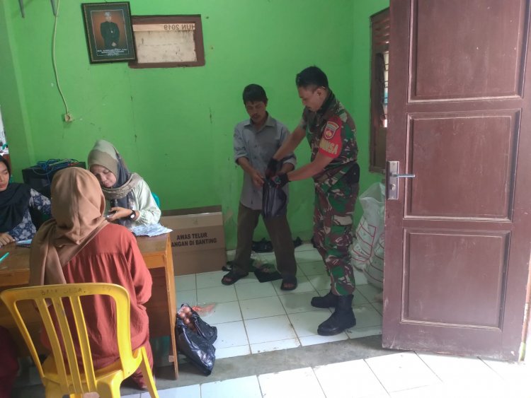 Babinsa 01 Dampingi Penyaluran Bantuan Bahan Pangan