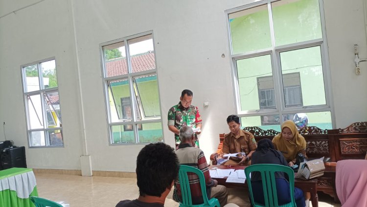 Dukung Program Pemerintah, Babinsa Melaksanakan Pendampingan Penyaluran BLTDD