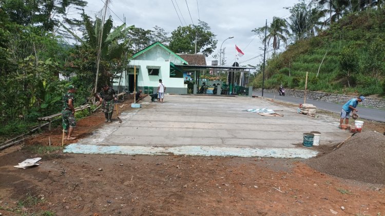 Personel Posramil dan Masyarakat Laksanakan Pengecoran Lapangan Voli