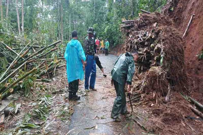 Babinsa Gerak Cepat Bantu Bersihkan Material Longsor Di Desa Binaan
