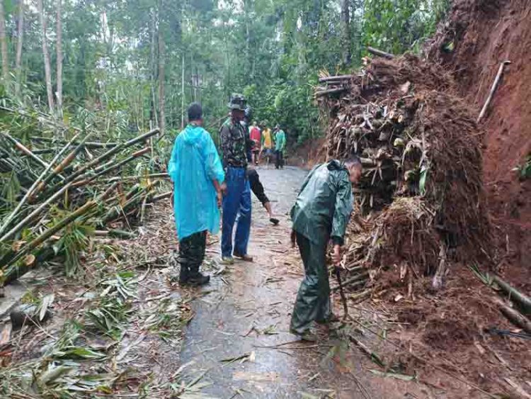 Babinsa Gerak Cepat Bantu Bersihkan Material Longsor Di Desa Binaan