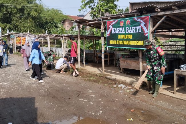 Hijaukan Pasar Kodim 0704 Banjarnegara Ajak Warga Gotong Royong