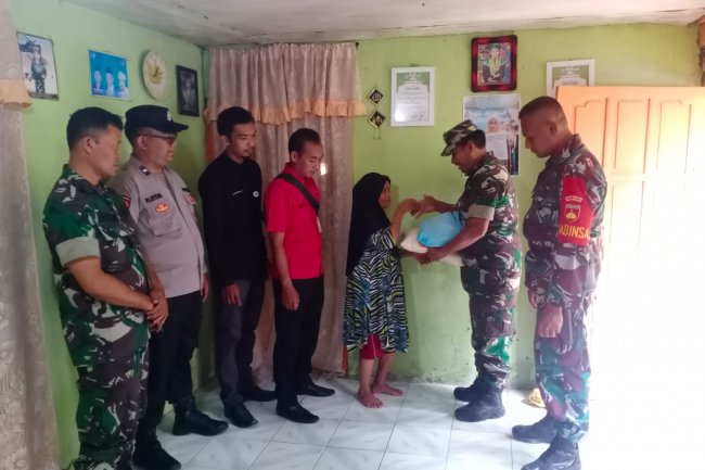 Babinsa dan Bhabinkamtibmas Bersinergi dalam Aksi Sosial Pembagian Sembako