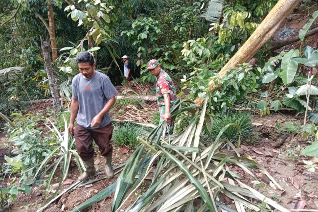 Babinsa 01 Posramil Pagedongan Bersama Warga Melaksanakan Kerja Bakti