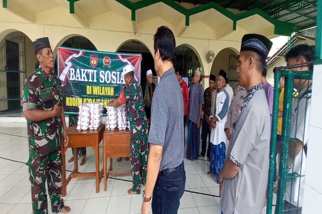 Wujudkan Kemanunggalan TNI Bersama Rakyat Melalui Kegiatan Jumat Berkah