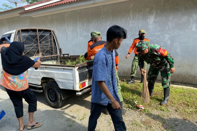 Karya Bakti Koramil 12 Sigaluh Kodim 0704/Banjarnegara Gelar Bersih Pasar Tradisional