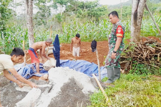 Babinsa Melaksanakan Pendampingan Pembuatan Pondasi Serta Jalin Komsos