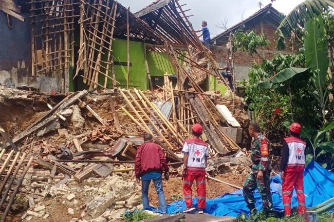 Babinsa Bersama Warga Membersihkan Puing Sisa Tanah Longsor
