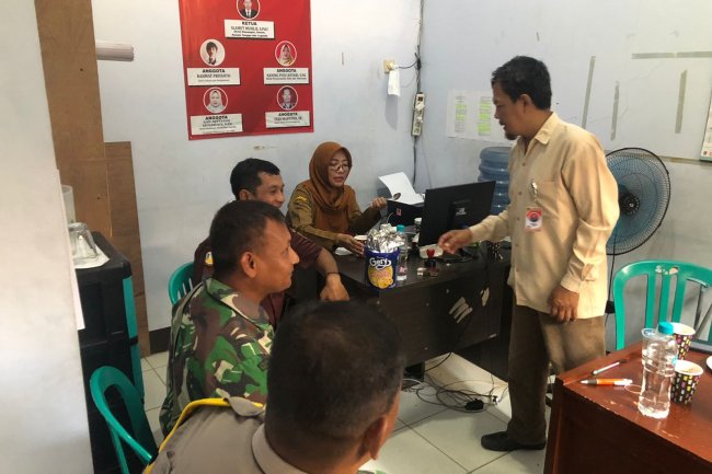Babinsa Bersama Bhabinkamtibmas Melaksanakan Pendampingan Pengiriman Logistik Kotak Pemilu Dari Kpu Banjarnegara