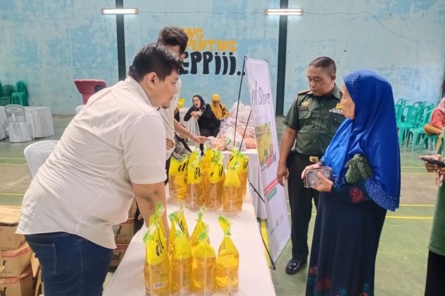 Danposramil Pagedongan Bersama Babinsa Monitoring Gerakan Pangan Murah Di Desa Kebutuhjurang