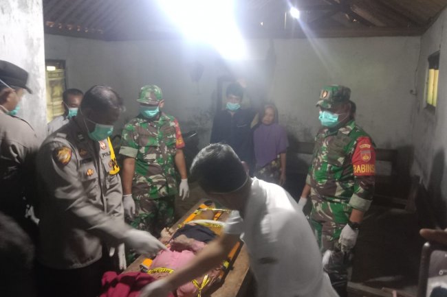 Gerak Cepat Babinsa Bersama Masyarakat Mengevakuasi Mayat Di Aliran Sungai