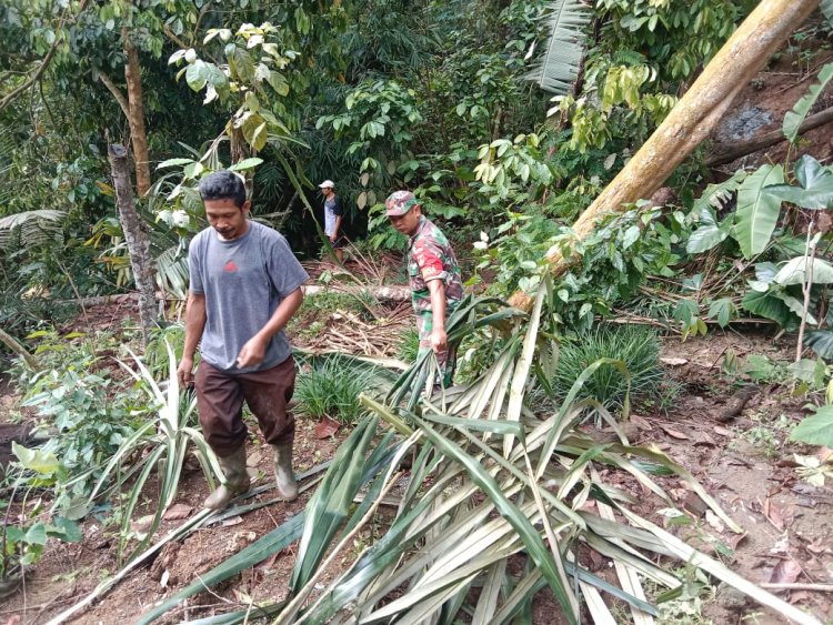 Babinsa 01 Posramil Pagedongan Bersama Warga Melaksanakan Kerja Bakti