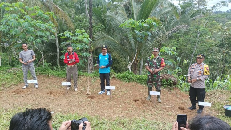 Babinsa Mendukung Kegiatan Penanaman Bibit Pohon di Wilayah Binaan