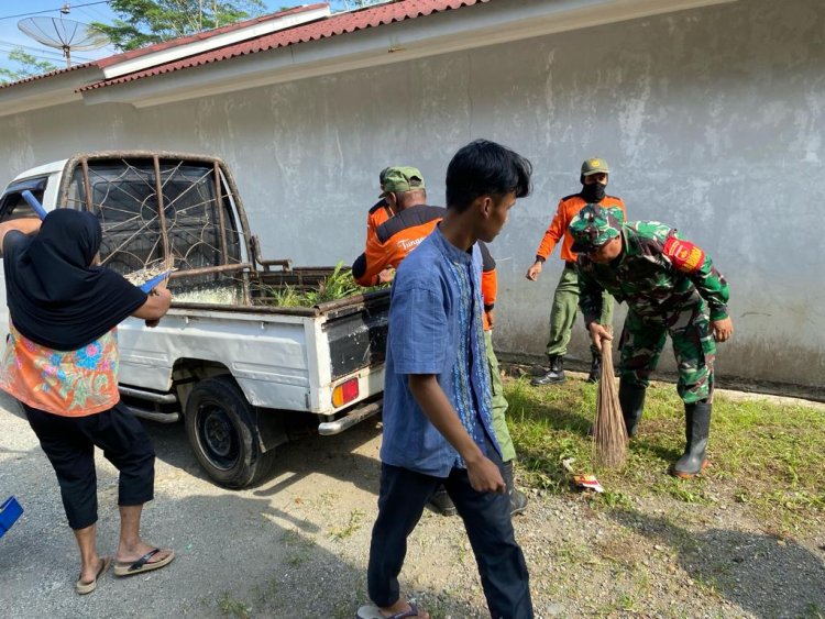 Karya Bakti Koramil 12 Sigaluh Kodim 0704/Banjarnegara Gelar Bersih Pasar Tradisional