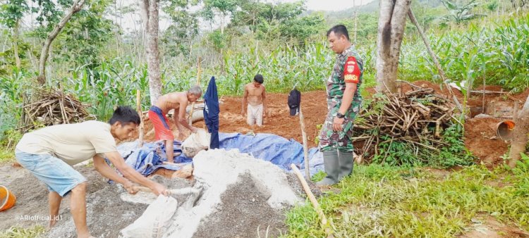 Babinsa Melaksanakan Pendampingan Pembuatan Pondasi Serta Jalin Komsos