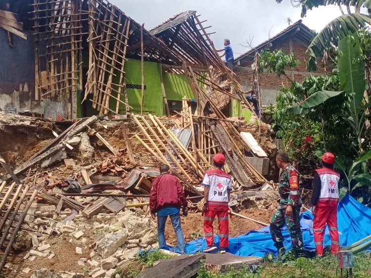 Babinsa Bersama Warga Membersihkan Puing Sisa Tanah Longsor