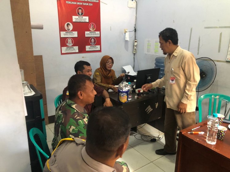 Babinsa Bersama Bhabinkamtibmas Melaksanakan Pendampingan Pengiriman Logistik Kotak Pemilu Dari Kpu Banjarnegara