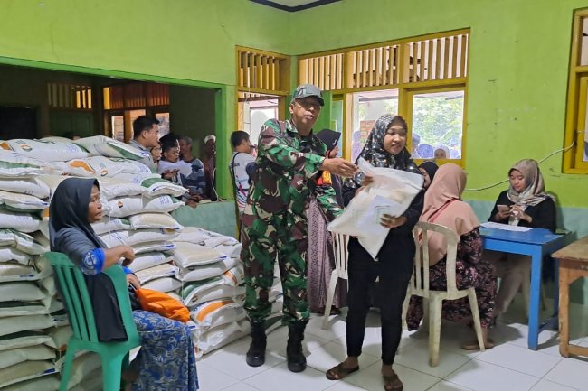 Serentak Personel Posramil Pagedongan Turun Langsung Penyaluran Bantuan Pangan Ke Desa-Desa