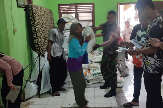 Babinsa Koramil 01 Posramil Pagedongan Bersama Bhabinkamtibmas Dampingi Penyaluran Bantuan Pangan Berupa Beras 