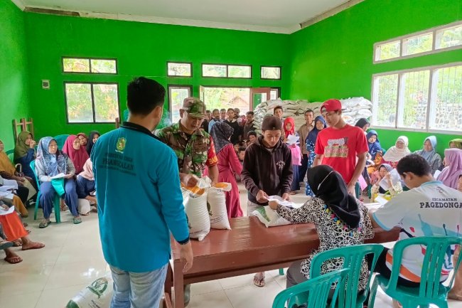 Babinsa Desa Pesangkalan Melaksanakan Pendampingan Pendistribusian Beras