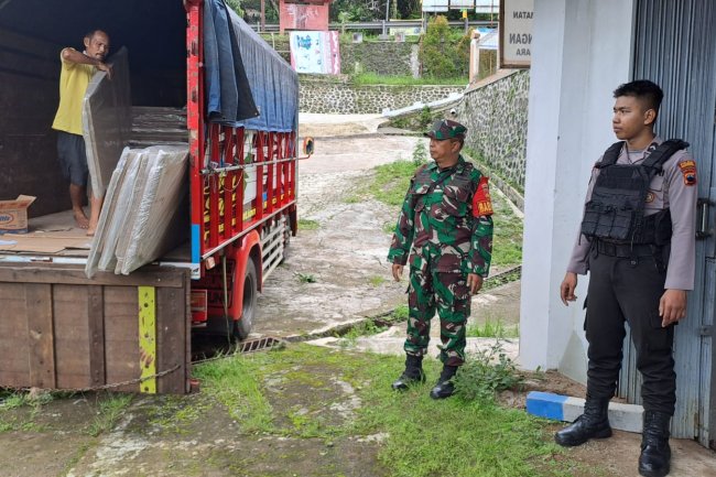 Personel Posramil Pagedongan Melaksanakan Pengamanan Pendistribusian Logidtik Pemilu di Kantor PPK