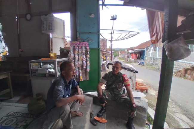 Guna Jalin Silaturahmi Dan Kedekatan Babinsa Melaksanakan Komsos Di Desa Binaan