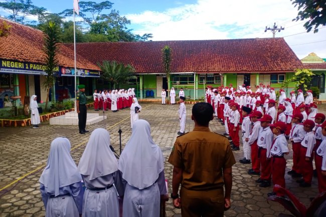 Beri Motifasi, Babinsa Jadi Pembina Upacara Di Sekolahan SD