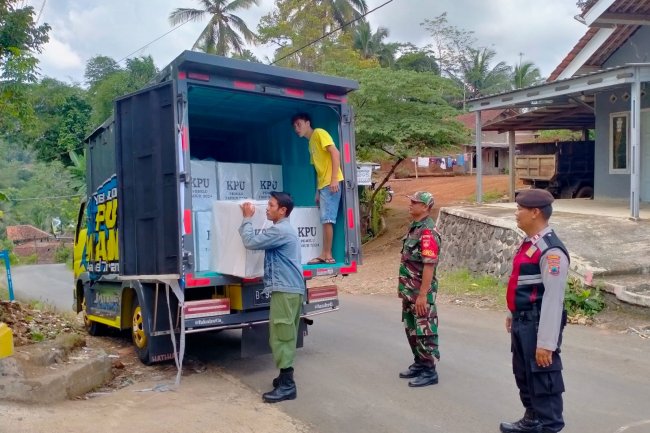 Pastikan Aman dan Lancar, Babinsa Kawal Pendistribusian Logistik Ke Desa-desa di Kecamatan Pagedongan